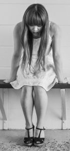 black_and_white_depressed_depression_dress_girl_sitting_tiles_waiting-951471.jpg!d