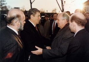 Reagan-Gorbachev_shaking_hands_1988-12-07 (Mobile)